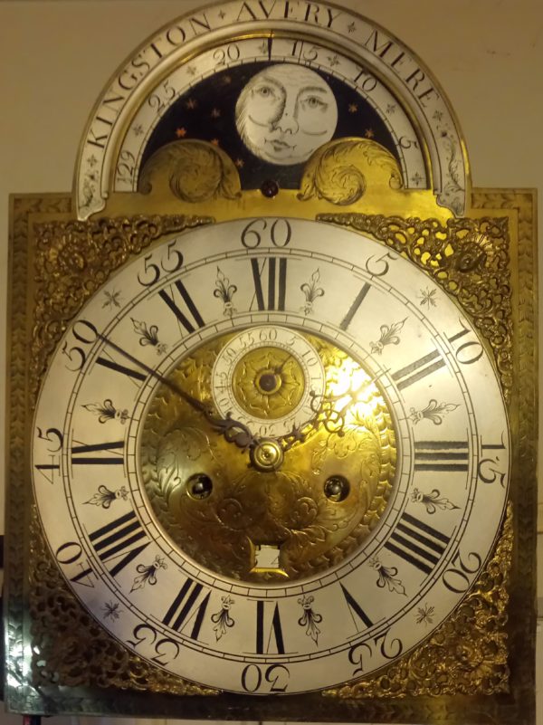 How to identify and buy the best grandfather clock at auction